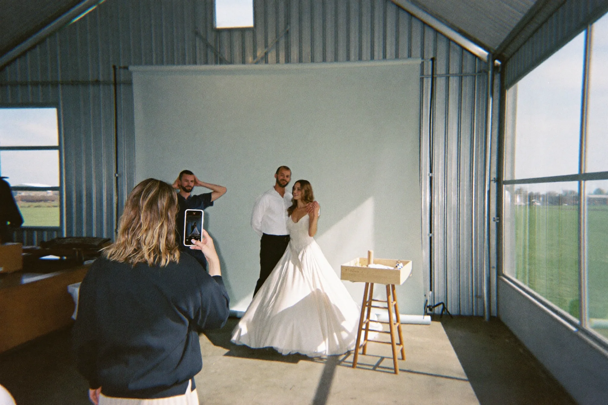 Bruiloftsgasten met instantfoto's, een upload via de telefoon en een live fotowand tijdens één feest.