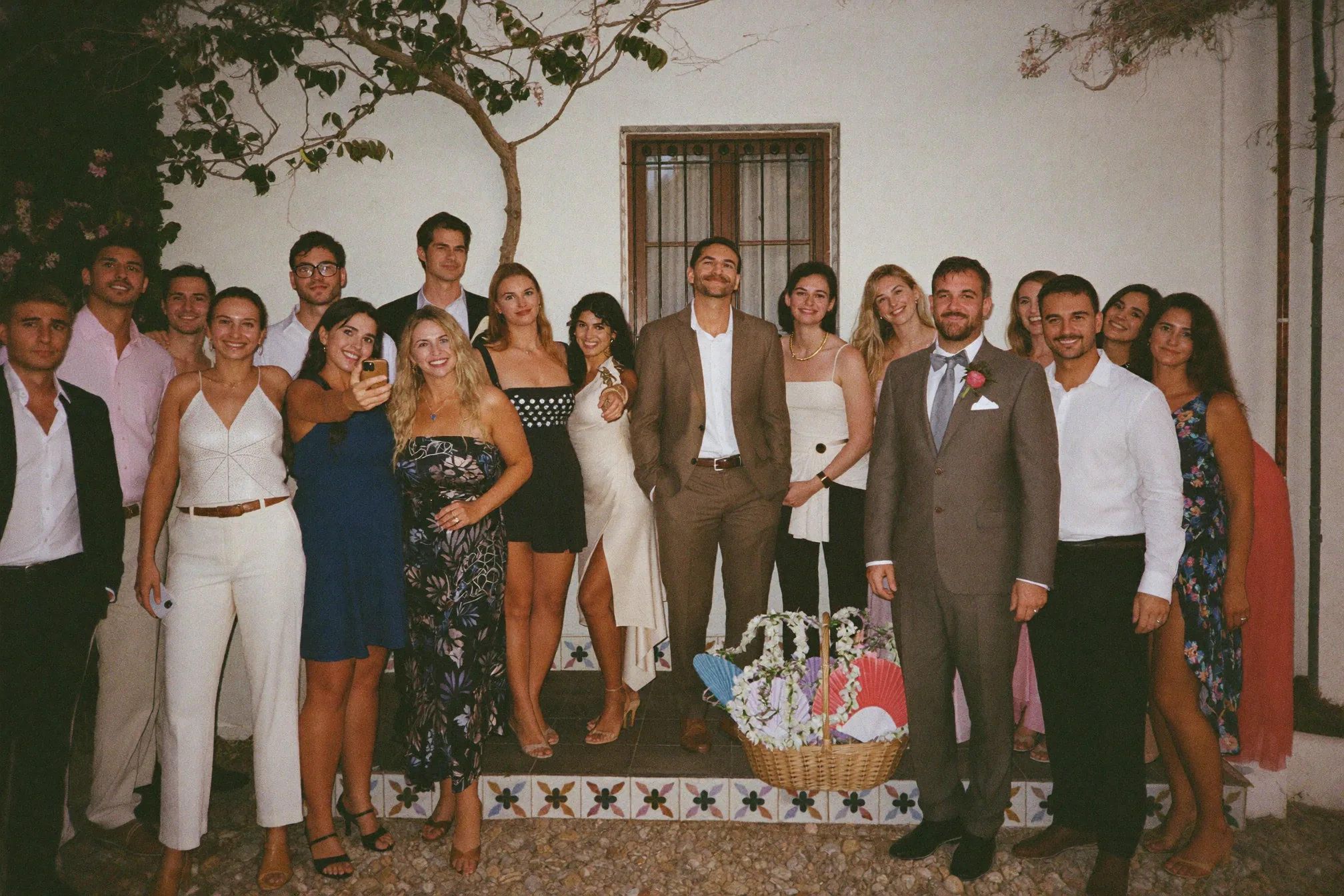 Invitados de boda disfrutando de fotos instantáneas, una subida desde el móvil y un mural de fotos en directo.