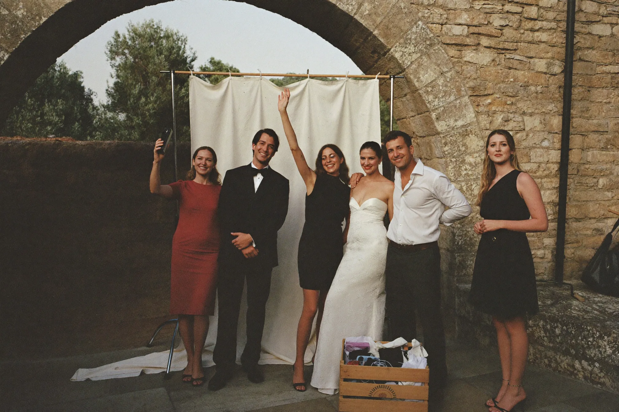 Invitati a un matrimonio con foto istantanee, caricamento da smartphone e una parete fotografica dal vivo.