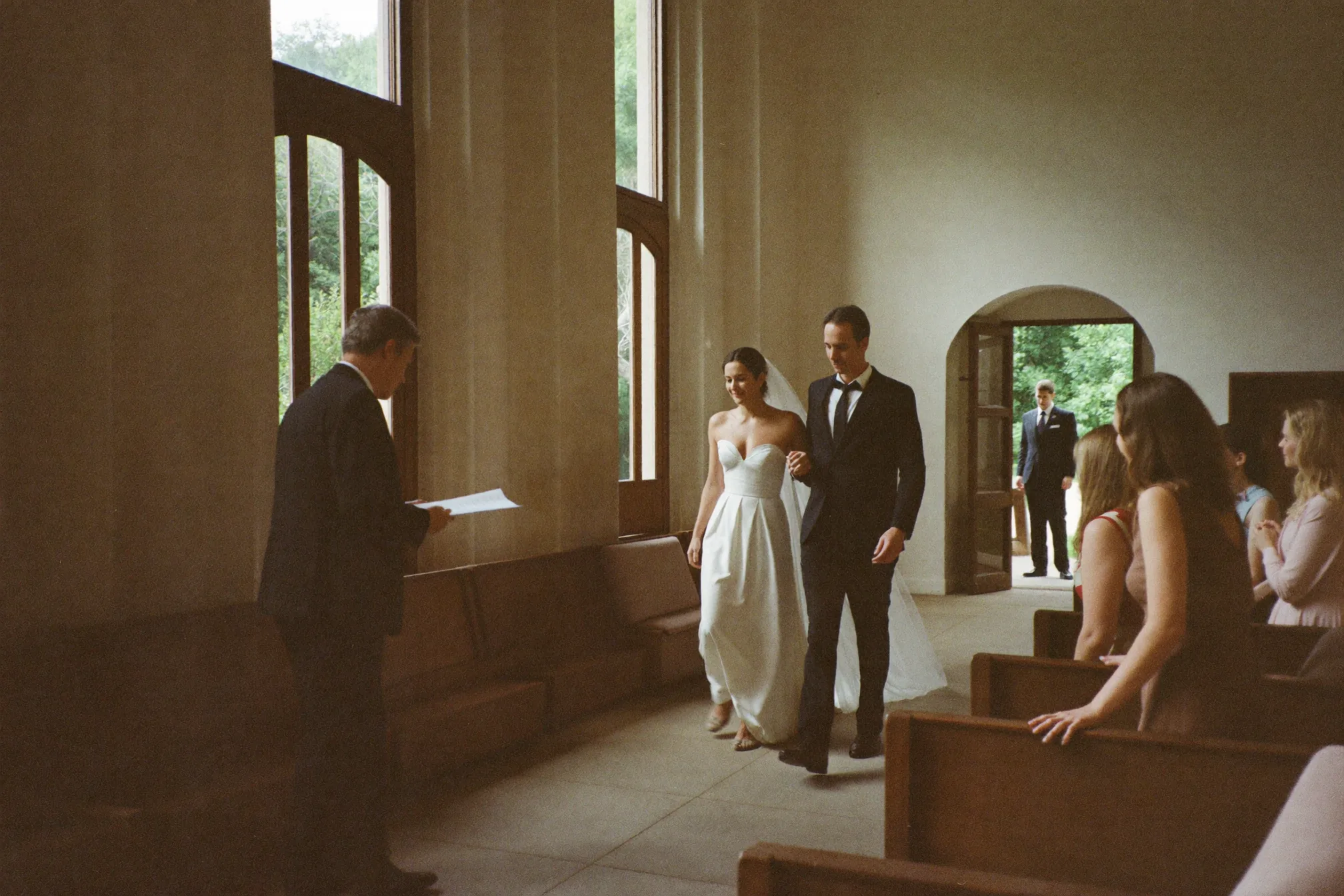 Cortège de mariage pendant la répétition de la cérémonie dans un lieu vide, la veille du mariage
