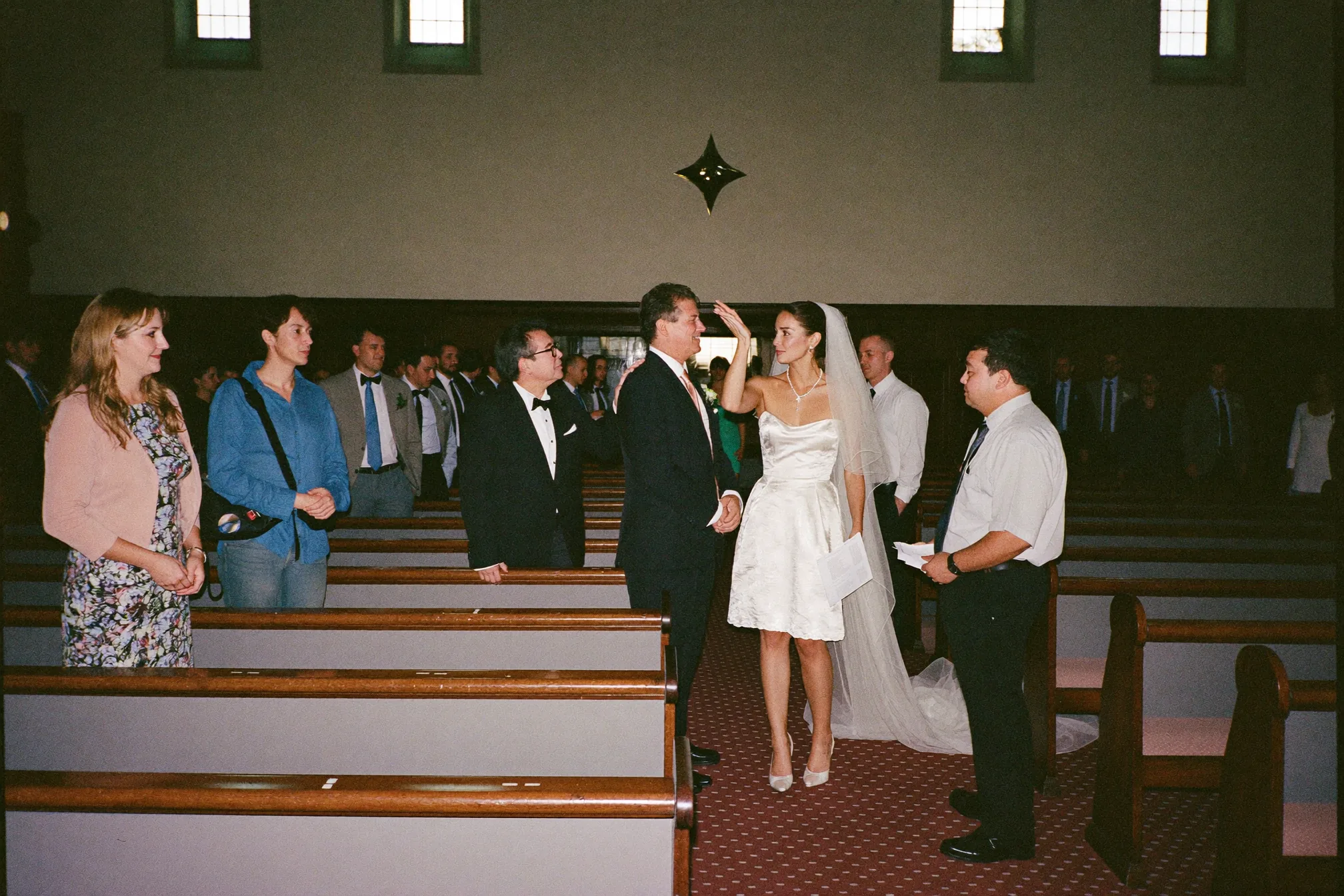 Hochzeitsgesellschaft bei der Zeremonienprobe in einer leeren Location am Abend vor der Hochzeit