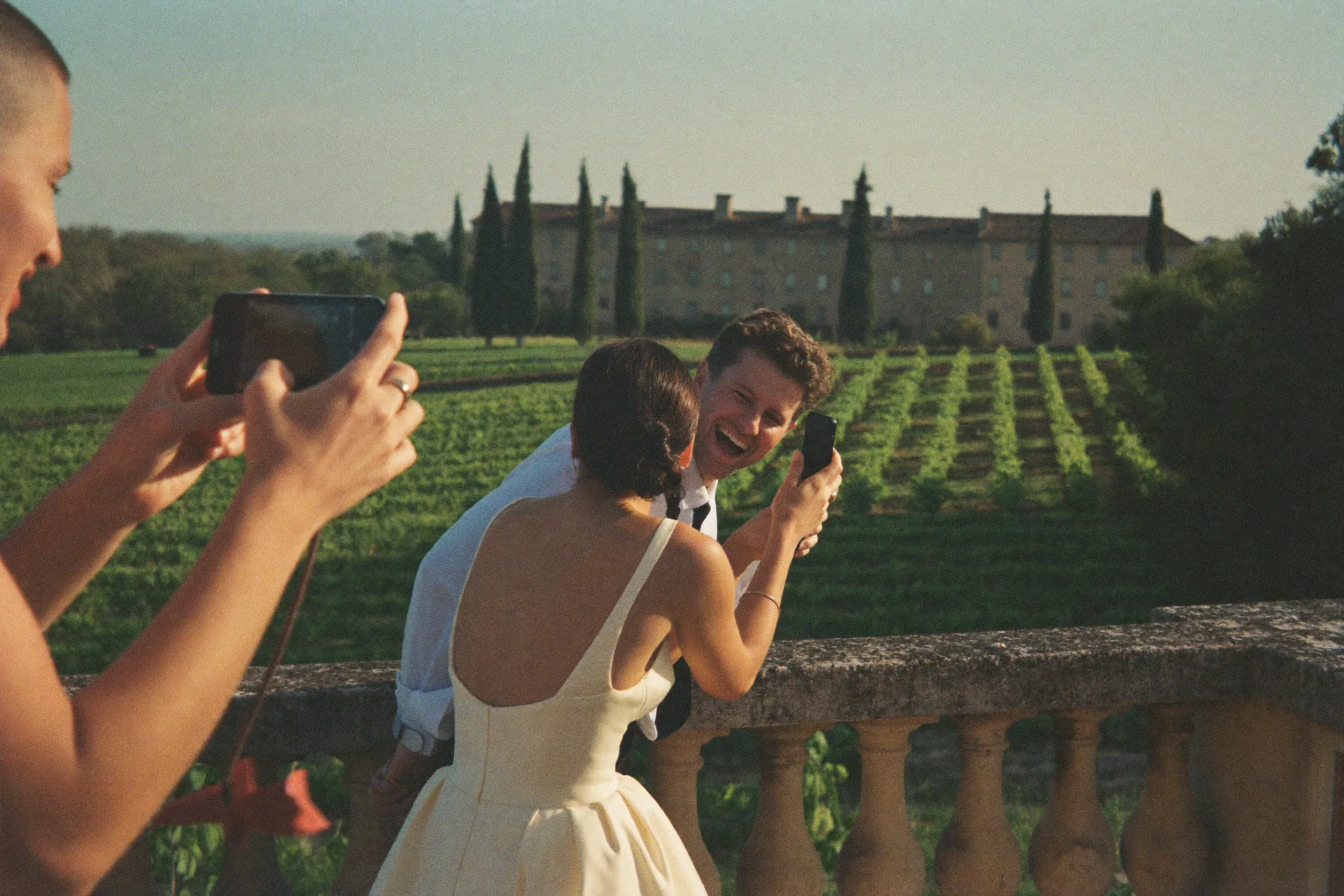 Une invitée enregistre un message vidéo près d'une affiche avec QR code sur une table de réception de mariage doucement éclairée