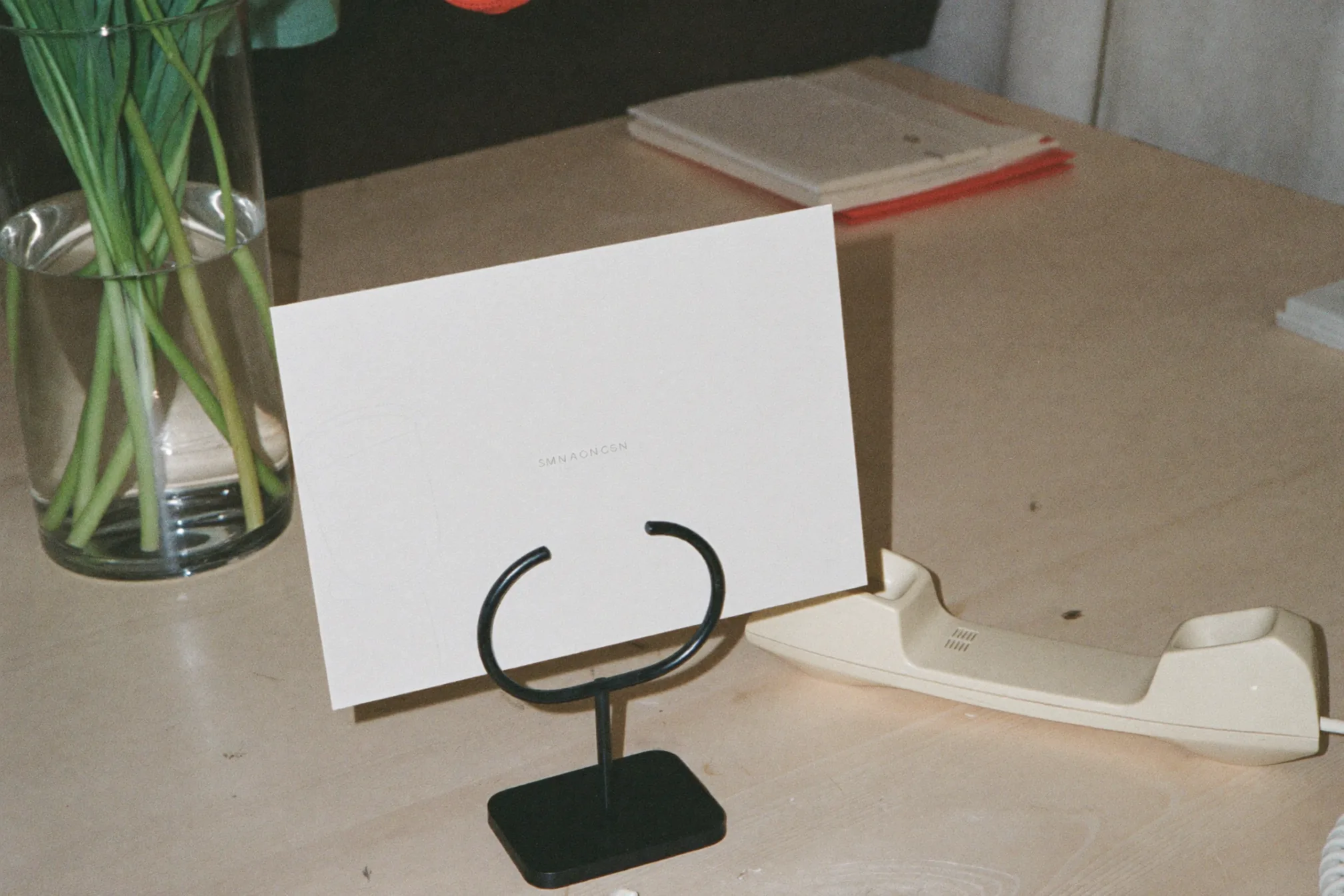 Ingelijst audio-gastenboekbord en tafelkaart met lege QR-vakken op een welkomsttafel voor een bruiloft