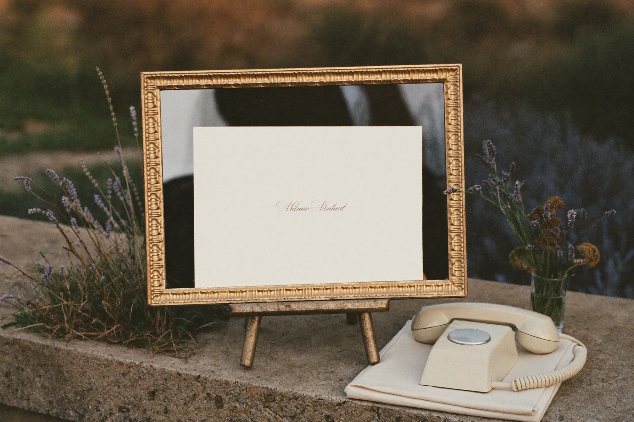 Affiche encadrée de livre d’or audio et chevalet de table avec emplacements QR vides sur une table d’accueil de mariage