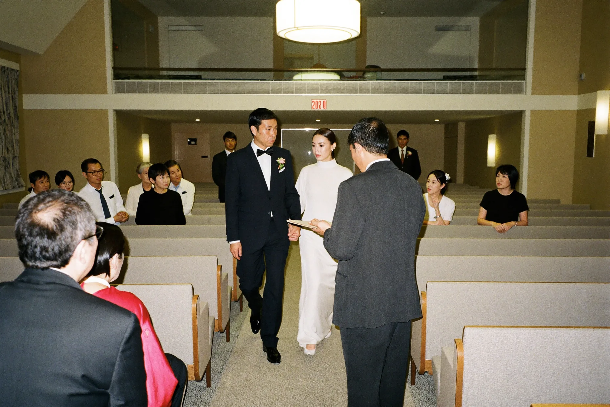 結婚式前日、誰もいない会場で挙式のリハーサルを行う一行