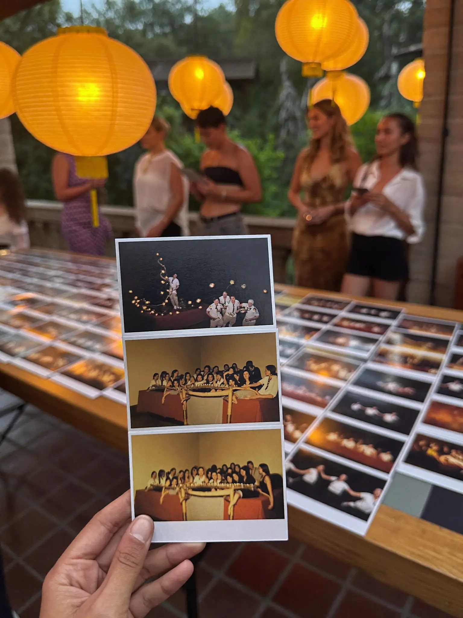 Invitados escaneando un código QR para añadir fotos a un álbum compartido