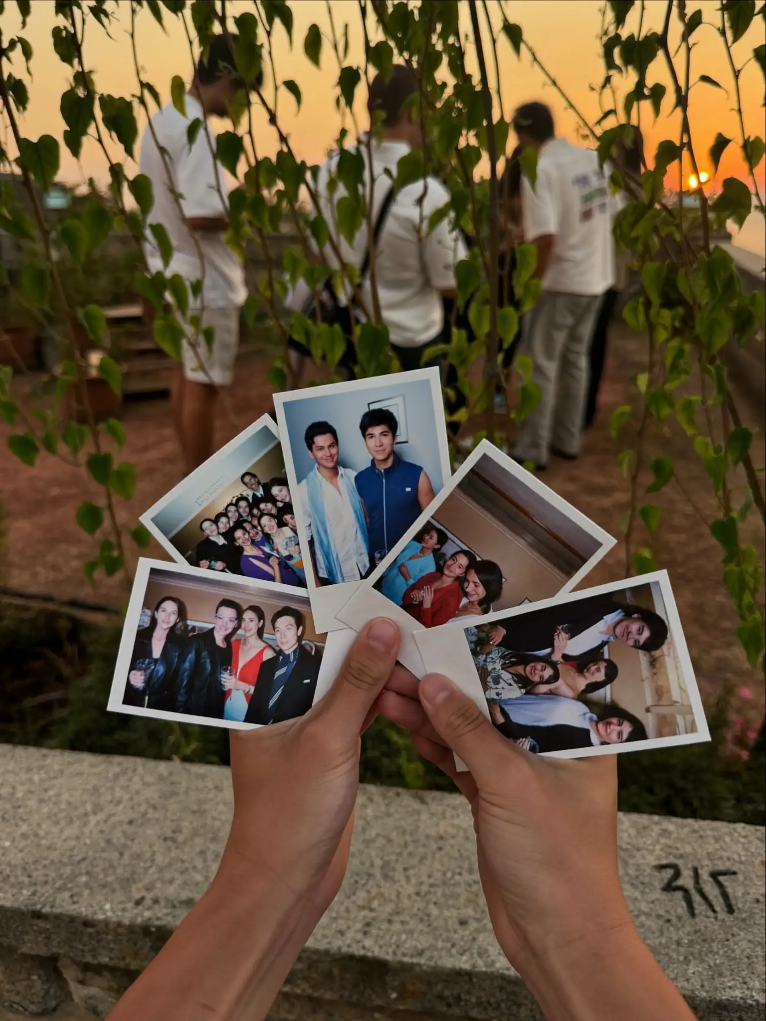 Des invités scannent un QR code pour ajouter des photos à un album partagé