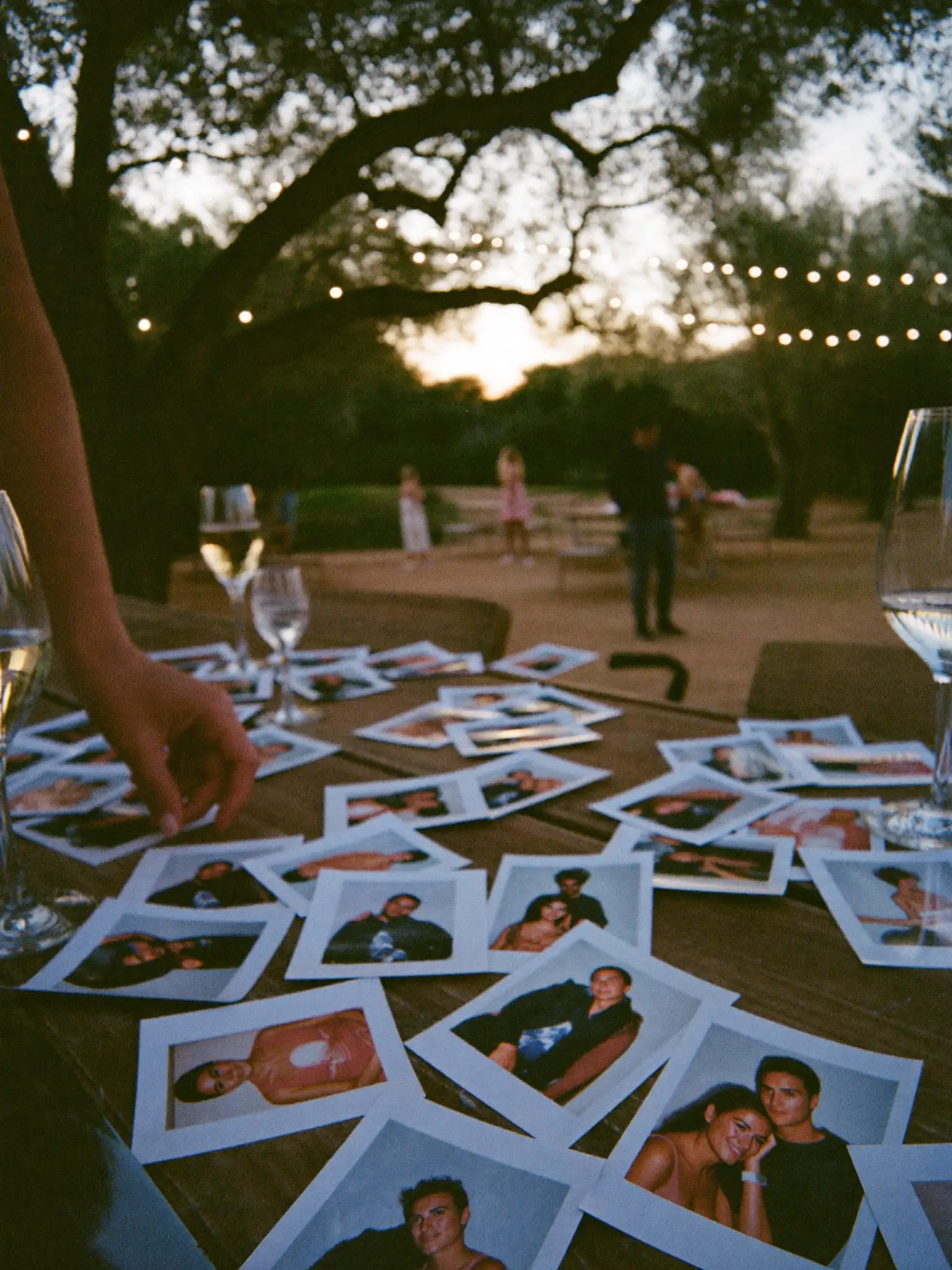 Invitati che scansionano un codice QR per aggiungere foto a un album condiviso